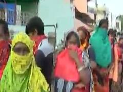 રાજકોટઃ સુપર સ્પ્રેડર્સના મેડિકલ ચેકઅપ દરમિયાન સોશિયલ ડિસ્ટન્સનો સત્યાનાશ