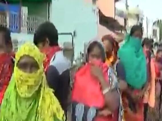 રાજકોટઃ સુપર સ્પ્રેડર્સના મેડિકલ ચેકઅપ દરમિયાન સોશિયલ ડિસ્ટન્સનો સત્યાનાશ