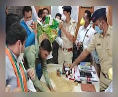 Protest against Mahabeej | महाबीजच्या कार्यालयात युवक काँग्रेसचा बोगस बियाणं टेबलावर फेकत संताप