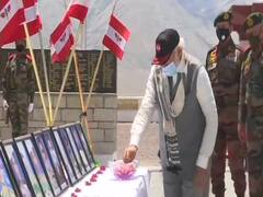 Leh के War Memorial पहुंच PM Modi ने शहीद जवानों को किया नमन