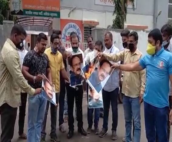 नाशिकमध्ये संभाजी ब्रिगेडचं भाजप कार्यालयासमोर आंदोलन; व्यंकय्या नायडूंच्या प्रतिमेचं दहन