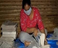 Newspaper Selling | खासगी कंपनीत अकाऊंन्टंट असलेल्या लीना साळगावकरची वडिलांना वृत्तपत्र वाटपात मदत