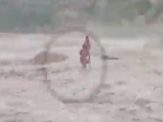 કર્ણાટકના ગોલાપલ્લી ઝરણામાં મોટી દુર્ઘટના,એક વ્યક્તિ અને પાંચ વર્ષનો બાળક પૂરમાં તણાયા