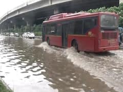 Delhi के Dhaula Kuan में सड़कों पर भरा पानी