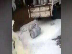 Why farmers in Maharashtra dumped thousands of litres of milk? | Ghanti Bajao 