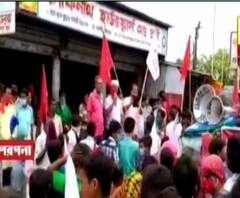 ক্ষতিপূরণ-সহ পরিযায়ী শ্রমিকদের আর্থিক সহায়তার দাবিতে ক্যানিংয়ে বামেদের বিক্ষোভ