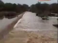 કચ્છના અબડાસા તાલુકામાં ગોયલા-મોખરાની નદીમાં પુર આવતા રસ્તા પરથી વહી રહ્યા છે પાણી