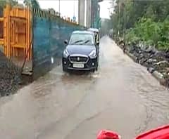 Thane roads flooded | ठाण्यात मुसळधार पावसामुळे रस्ते जलमय, मेट्रोच्या कामामुळे ठिकठिकाणी पाणी साचलं