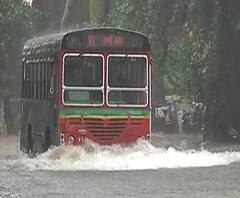 Mumbai Rain | सायनमध्ये रस्त्यावर पाणी साचलं, वाहतुकीवर परिणाम