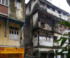 मुंबईतील ग्रॅंटरोड परिसरात इमारतीचा भाग कोसळला, जीवितहानी नाही