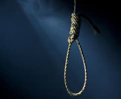 চারদিন ধরে বন্ধ ফোন! তারপর বন্ধ ঘর থেকে উদ্ধার তরুণীর ঝুলন্ত মৃতদেহ 