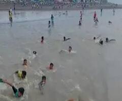 Arnala Beach | अर्नाळा समुद्रकिनारी तरुणांचा क्रिकेटचा डाव, पोलिसांना बघताच समुद्रात उड्या, होडीचा आधार घेत तरुणांचं पलायन