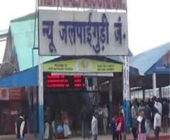 শিলিগুড়ি: করোনায় শিক্ষকের মৃত্যু, দুই শিশুকন্যাকে নিয়ে রেলের উড়ালপুল থেকে ঝাঁপ দিয়ে আত্মহত্যার চেষ্টা স্ত্রীর