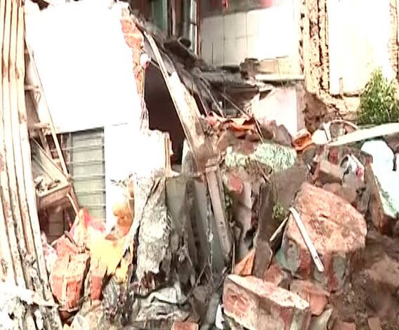 Nashik | नाशिकच्या भद्रकाली परिसरात जुना वाडा कोसळला; एकाचा मृत्यू, तर 2 जण जखमी