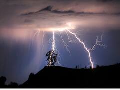 कैमरे में कैद हुई आसमान में बिजली चमकने की तस्वीरें | 7 Ka Panch