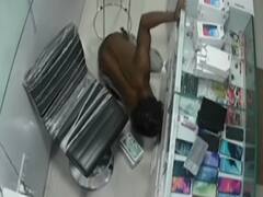 Mumbai: चोरों ने उड़ाए 12 लाख के मोबाइल, CCTV में कैद हुई वारदात