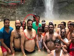 Bihar: Social Distancing को ताक पर रख समर्थकों संग झरने में नहाने लगे RJD विधायक