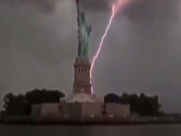 Did lightning strike Statue of Liberty?