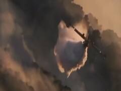 Water sprayed via airplanes to douse the forest fire in Greece | Top News (24.07.2020)