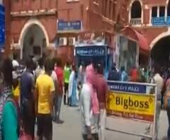 আজ বাংলায় : লকডাউনে শহরে ফিরে গাড়ি না পেয়ে দুর্ভোগে অসংখ্য মানুষ, ৮টি লোকাল চালিয়ে পরিস্থিতি সামাল রেলের