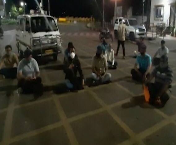 Pune Protest | पुण्यातील रुग्णालयात ऑक्सिजन बेड्स मिळत नसल्याने अलका चौकात नातेवाईकांचा ठिय्या