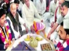 Photo of Vikas Dubey with BJP MP Devendra Bhole goes viral