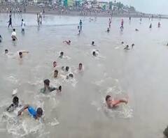 Corona Lockdown | अर्नाळा समुद्रकिनारी तरुणांचा क्रिकेटचा डाव; पोलिसांना पाहताच तरुणांचं पलायन