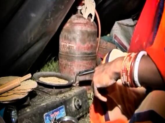 Bihar: बाढ़ में डूब रहे लोगों को 'उज्जवला' वाले सिलेंडर का सहारा, देखिए ये रिपोर्ट । Ghanti Bajao