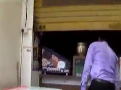 અમદાવાદ: બોપલમાં સોશિયલ ડિસ્ટન્સના નિયમોનું પાલન ન કરનારા પાન-ગલ્લાના દુકાનદારો સામે AMCની કાર્યવાહી, જુઓ વીડિયો 