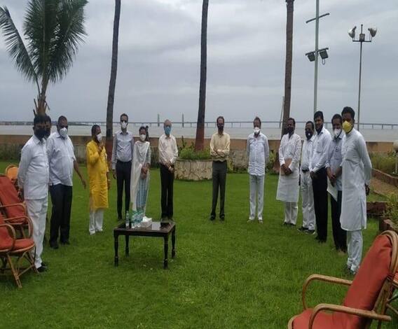 महाराष्ट्राच्या राजकारणासाठी नवा 'ठाकरे-पवार पॅटर्न'? पुढच्या निवडणुका एकत्र लढवण्याबाबत खलबतं!