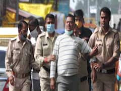 Vikas Dubey Encounter: पोर्स्टमॉर्टम हाउस के बाहर लोग पुलिस को कर रहे सम्मानित, बांटी मिठाईयां