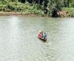 गडचिरोली | सोयीसुविधांचा अभाव, प्रसुतीनंतर महिलेचा बाळाला घेऊन घनदाट जंगलातून प्रवास