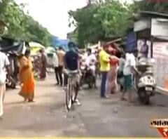 লকডাউন: সুরক্ষাবিধি লঙ্ঘনের ছবি বাগমারি বাজারে, পুলিশের সামনেই সামাজিক দূরত্ব না মেনেই চলছে কেনাবেচা