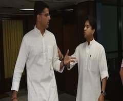 Sachin Pilot Meets Jyotiraditya Scindia | सचिन पायलट यांच्याकडून ज्योतिरादित्य शिंदेंची भेट