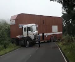 Ratnagiri Accident | रत्नागिरीत मुंबई-गोवा हायवेवर अपघात, दोन्ही बाजूची वाहतूक ठप्प