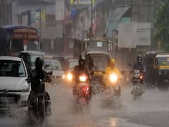 भारी बारिश से जलमग्न हुई Mumbai, सड़कें बनीं तालाब