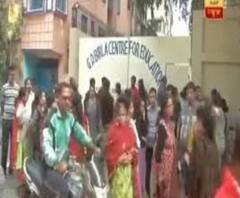 ''ফি না মেটালে অনলাইন ক্লাস করা যাবে না'', সিদ্ধান্তের বিরুদ্ধে জিডি বিড়লা স্কুলের সামনে অভিভাবক বিক্ষোভ