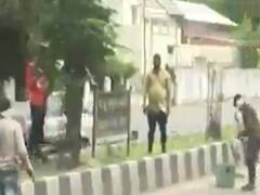 વડોદરા: CMની મુલાકાત અગાઉ એરપોર્ટથી કલેક્ટર કચેરી સુધીના રસ્તા પર શરૂ કરાઇ સફાઇ