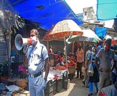 করোনার ভয় আছে? রবিবাসরীয় বাজারে ভিড় দেখলে বোঝাই দায়! 