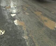 Ghodbunder Road | ठाण्यातल घोडबंदर रोडवर खड्ड्यांचं साम्राज्य; रस्ते अपघात वाढण्याची शक्यता