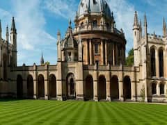 वैक्सीन इलाज के साथ इम्यून सिस्टम भी मजबूत करेगा: Oxford University का दावा