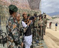 লাদাখ সীমান্তে রাইফেল হাতে রাজনাথ! 