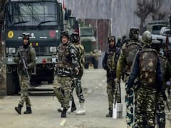 Breaking News : Kashmir के Pulwama में सुरक्षा बलों और आतंकियों के बीच मुठभेड़