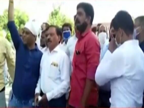 Vikas Dubey की पेशी से पहले Ujjain Court के वकीलों ने की नारेबाजी