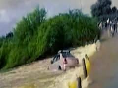 आंध्र प्रदेश: पानी के तेज बहाव में बह गई कार । पहड़ों पर कुदरत का प्रचंड प्रहार । Matrabhumi (30.07.2020)