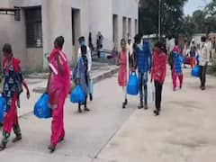છોટાઉદેપુરઃ નસવાડીમાં સ્કૂલની બેદરકારી, વાલી-વિદ્યાર્થીઓને સાહિત્ય લેવા