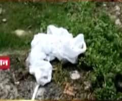 রাস্তায় পড়ে পিপিই, হাসপাতালে ব্যবহৃত নয় তো? ছড়াচ্ছে আতঙ্ক