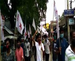 এক ঝলকে : কোচবিহারে করোনা রোগীর দেহ সৎকার ঘিরে উত্তেজনা, তুফানগঞ্জে রাম মন্দির নিয়ে মন্তব্য করায় হেনস্থা পড়ুয়াকে, ঘটনায় ধৃত ২ বিজেপি সমর্থক