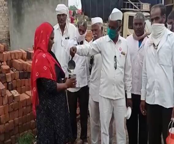 Maharashtra Dairy Farmers Protest | नाशिकमध्ये गोरगरिबांना दूध वाटप करुन आंदोलन