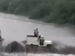 Rajkot: तेज बहाव की वजह से पुल से गिरा पिकअप वैन, दो लोगों को बचाया गया, एक लापता